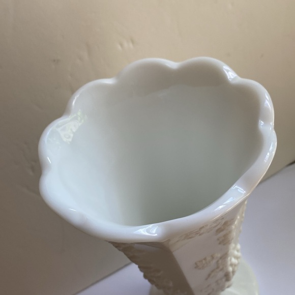 Vintage Westmoreland Paneled Grape 9¼" Tall White Milk Glass Vase ~ Crisp Detail - Picture 9 of 9